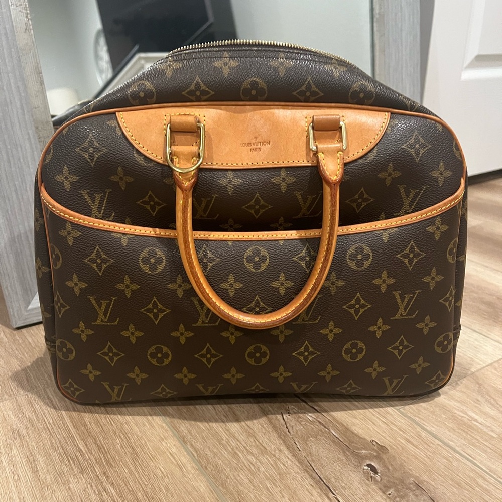 VINTAGE LOUIS VUITTON Monogram Deauville handbag/toiletry it can do it all!